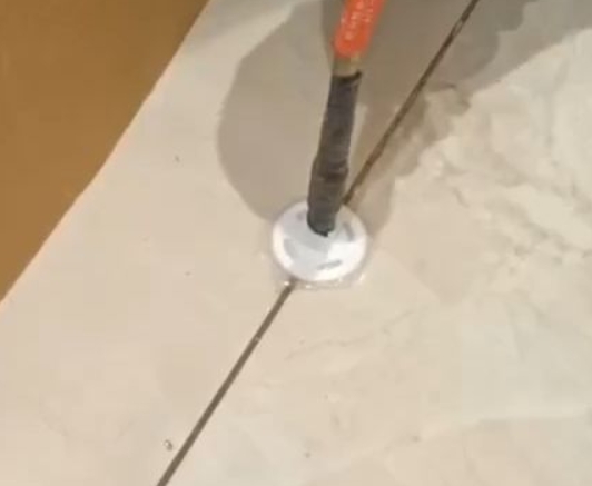 抚顺市瓷砖空鼓维修公司专业解答瓷砖在铺贴过程中，如果没有涂抹均匀到位的粘结材料（如水泥砂浆或瓷砖胶），可能会导致以下问题