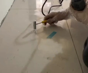 抚顺市瓷砖开裂维修公司专业分享瓷砖在铺贴前如果没有沥干水分，将会导致以下问题